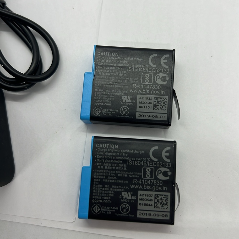 GoPro AADBD-001 Dual Battery Charger + (2) HERO8 Rechargeable Batteries - Picture 6 of 7